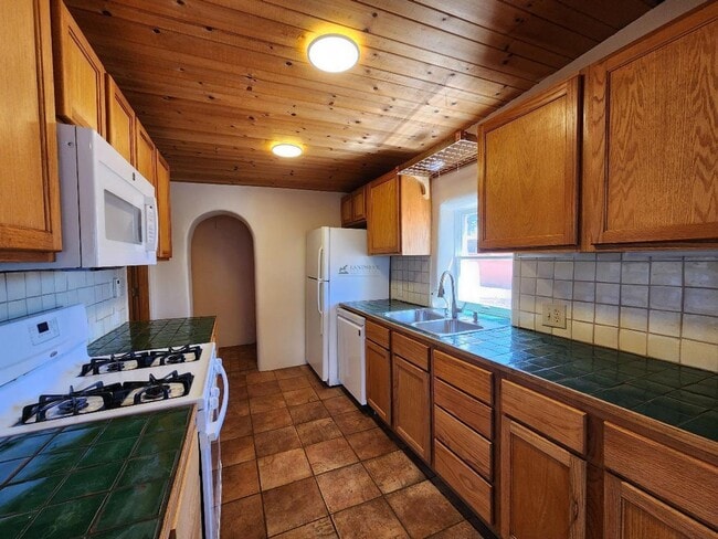 Building Photo - 212 Tesuque Dr