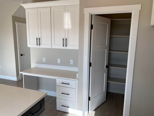 Building Photo - Beautifully Designed 3 Bedroom Townhome Ne...