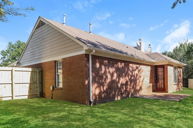 Building Photo - 7033 Ireland Dr