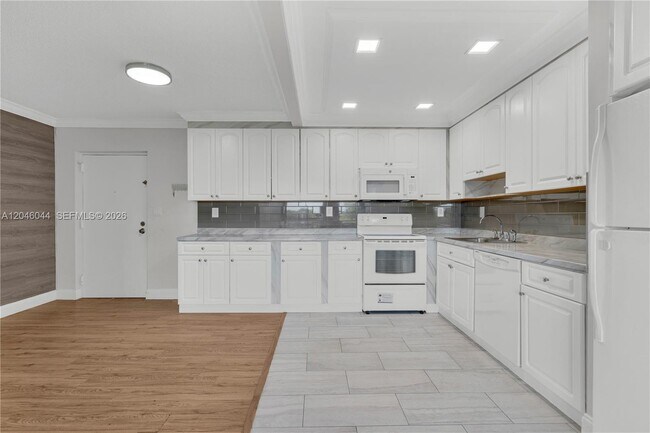 Building Photo - 1121 SW 122nd Ave
