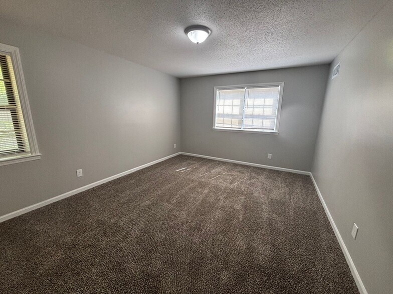 Building Photo - 8280 Chippingham Dr