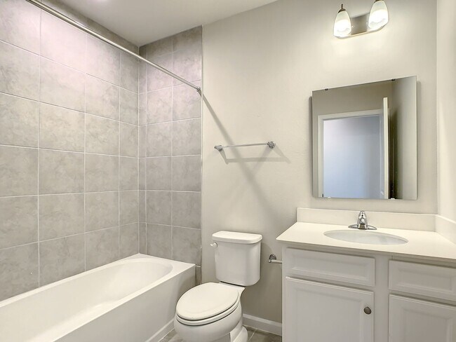Building Photo - Villa Home in West Port - 3/2/2 close to s...