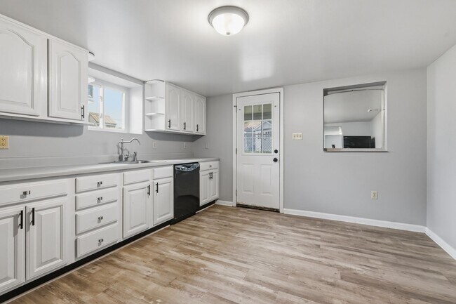 Building Photo - Modern 2 bedroom home in Carnegie available now!