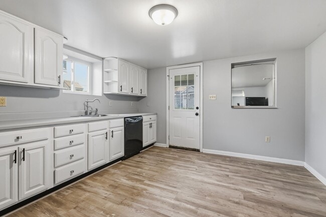 Building Photo - Newly Renovated 2 bedroom home in Carnegie available now!