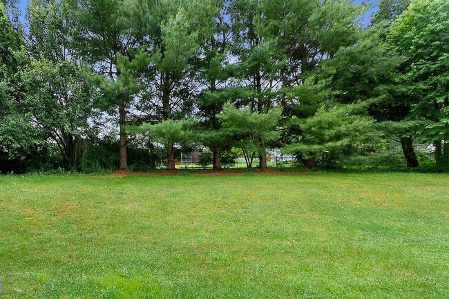 Building Photo - 305 Cherokee Dr