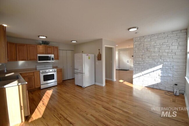 Building Photo - 1327 S Leadville Ave