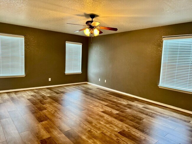 Building Photo - 204 Gatewood Oak