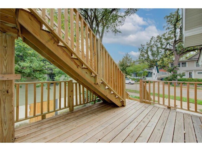 Building Photo - 1 Bed + Extra Room Upper Level Unit in East Harriet Duplex