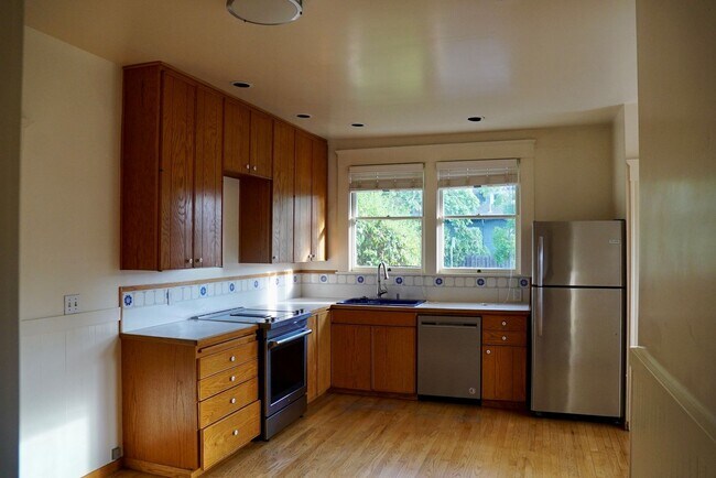 Building Photo - Charming Craftsman Style Home for Rent in ...