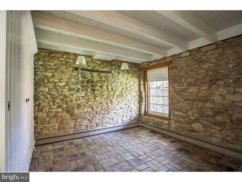 Building Photo - 6054 Honey Hollow Rd