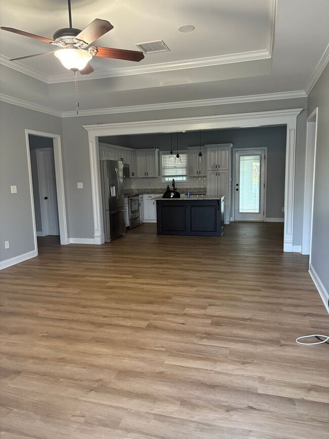 Building Photo - 4 bedroom 3 bath