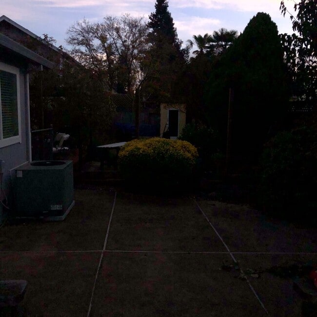 Building Photo - Lovely 3 bedroom House in G Section of Rohnert Park Available Soon!