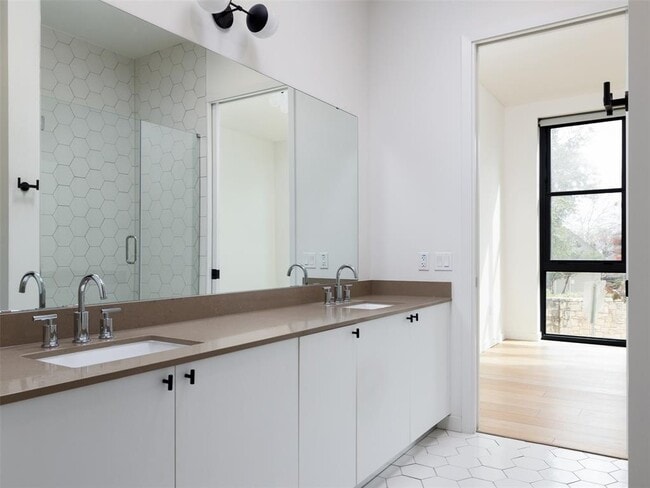 Building Photo - 800 Embassy Dr