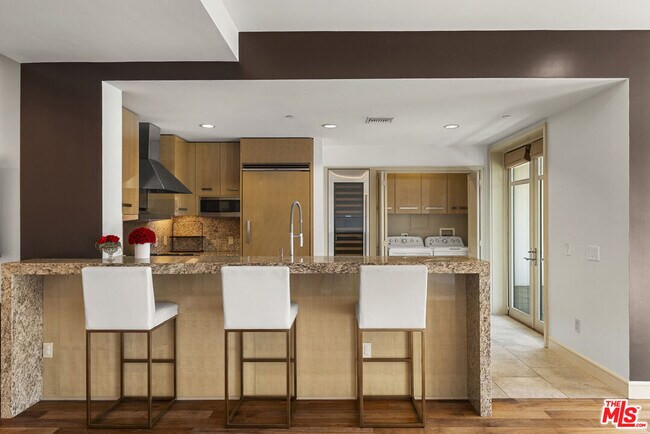 Building Photo - 447 N Doheny Dr