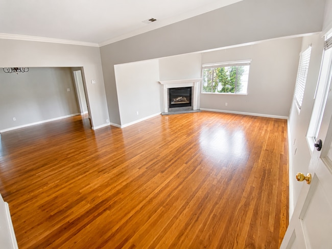 Building Photo - Spacious Kensington Home with Hardwood Floors and Fireplace
