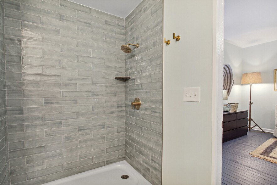 Building Photo - 208B W Hall St