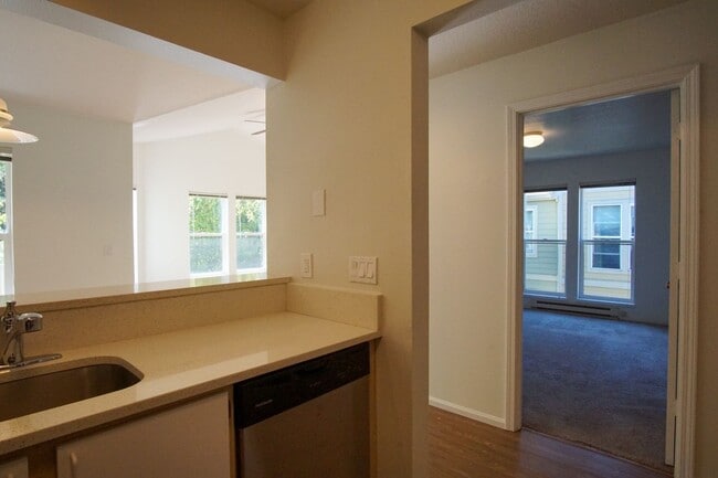 Building Photo - $250 OFF!! Lair Hill-Spacious & Updated 2-...