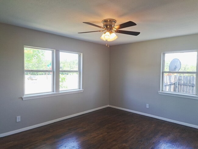 Building Photo - 4 bed / 2 bath / 2 car garage
