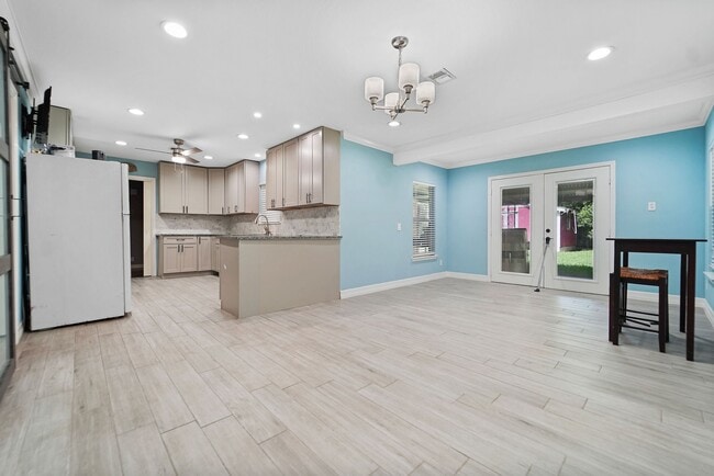 Building Photo - 2210 San Jacinto Dr