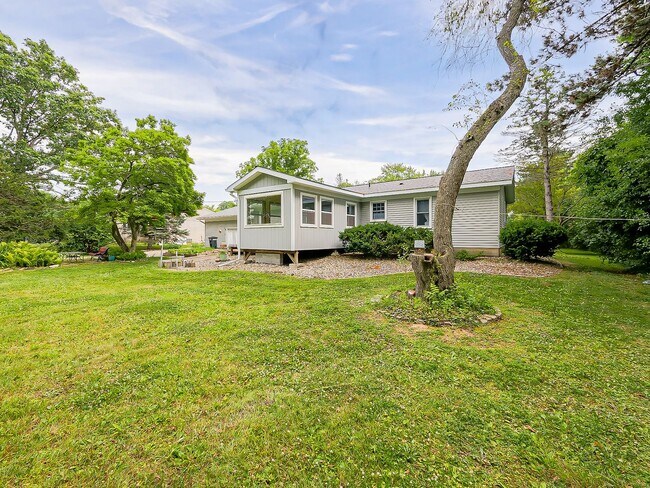 Building Photo - Your Private Retreat Just Minutes from Downtown South Lyon
