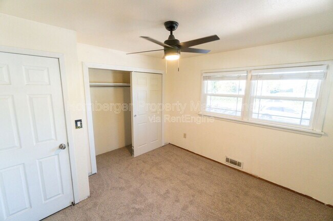 Building Photo - 4206 N Oak St