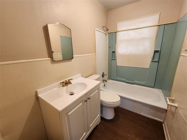 Building Photo - 3700 Meadowbrook Dr