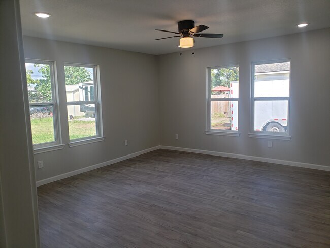 Large bedroom - 936 W Austin St