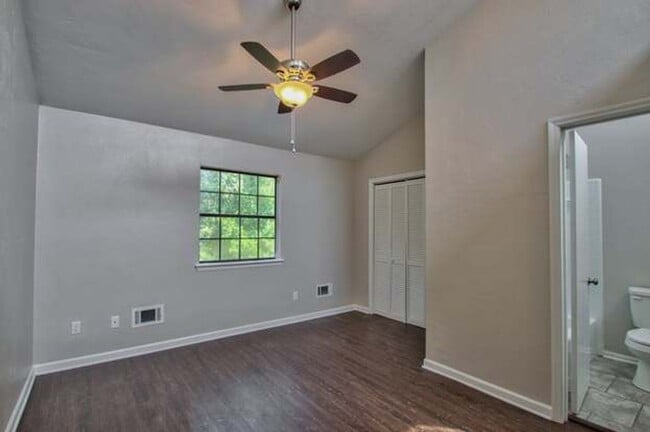 Building Photo - Charming Townhouse NW Tallahassee