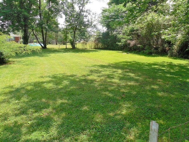 Building Photo - Great 3 Bedroom 2 Bath Home Nice Neighborhood