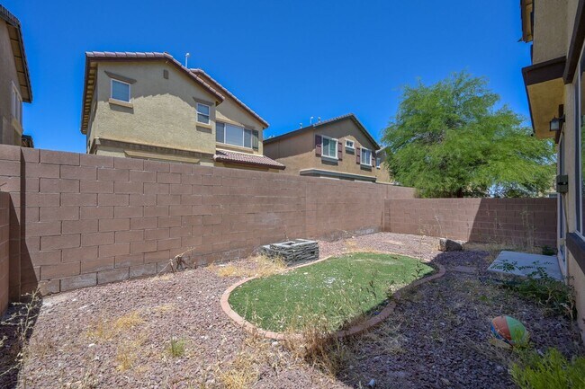 Building Photo - NW 3 bedroom!! Community Pool!! Playground...