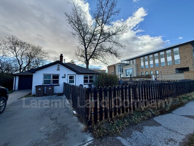 Building Photo - 551 N 10th St