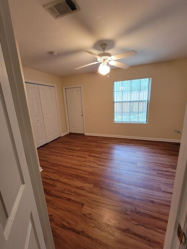 Building Photo - 3 BR/ 2BA Townhome located in