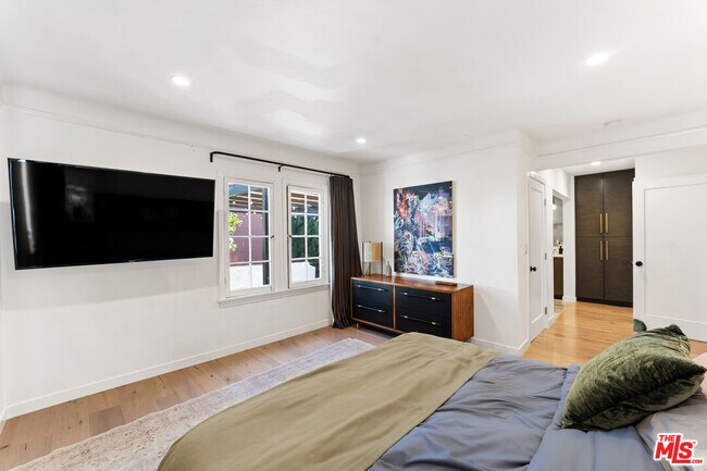 Building Photo - 502 N Sweetzer Ave