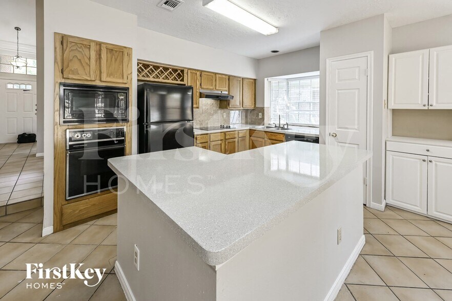 Building Photo - 15966 Oak Mountain Dr