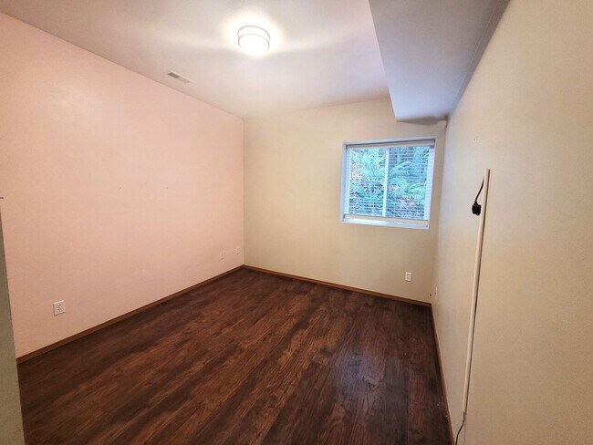 Building Photo - Spacious 3 Bedroom Home with Garage