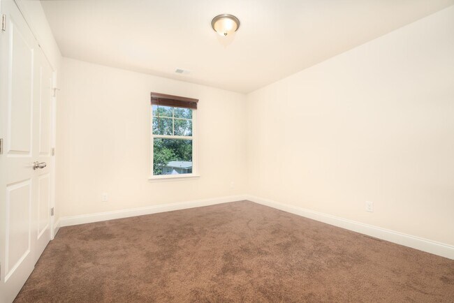 Building Photo - Modern Living in the Heart of Summerville!