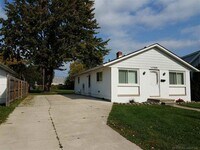 Building Photo - 3 Bedroom Ranch with Updated Kitchen, Appl...