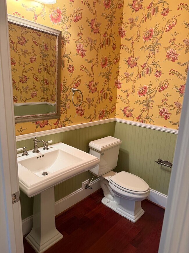Building Photo - Luxury Living: 4 Bedroom home in Chapel Hill w/ spacious interior | 2 Year Lease Term