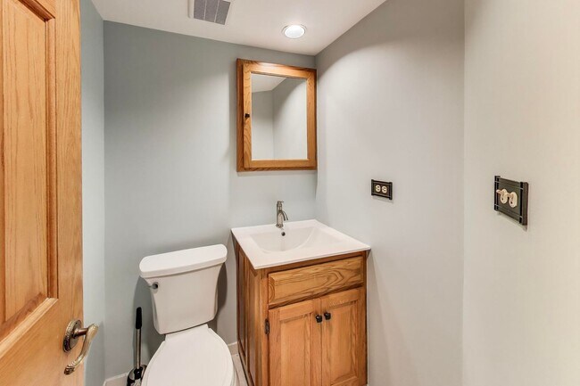Building Photo - UIC Area 3-Bedroom Checks All the Boxes