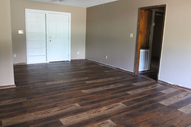 Building Photo - 2725 Yorktown Ave