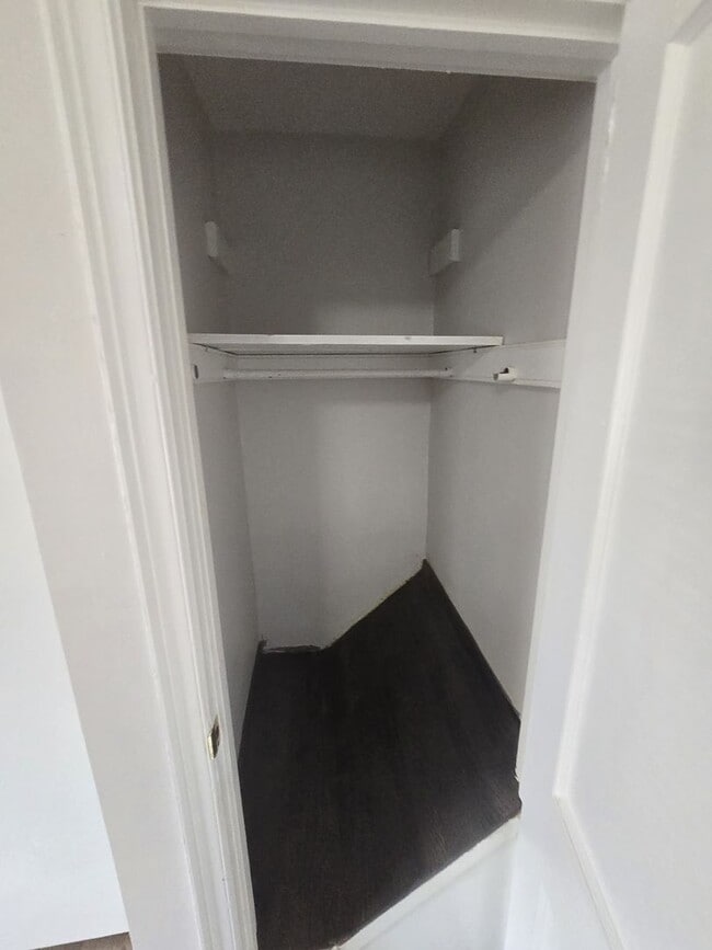 Building Photo - Spacious, Private, A Must-See Home in a Pr...