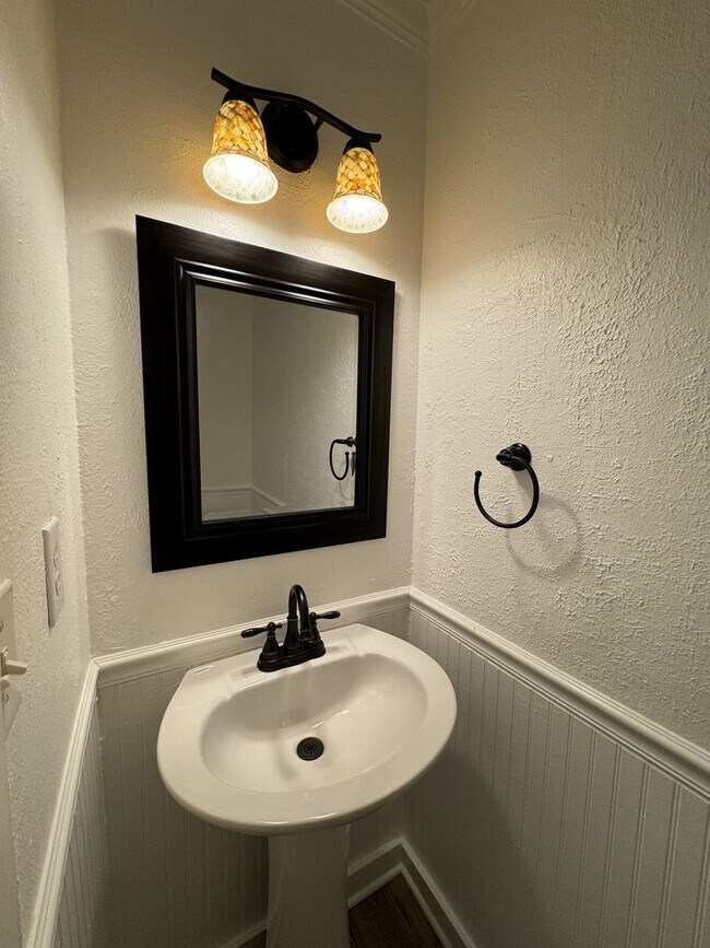 Building Photo - Cozy 3BR Townhome!