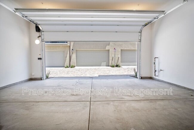 Building Photo - 824 Makani St
