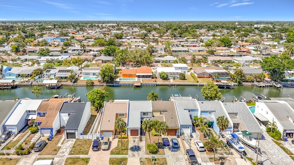 Building Photo - 8733 Bay Pointe Dr