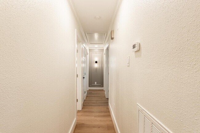 Building Photo - 1102 Ashdale Dr