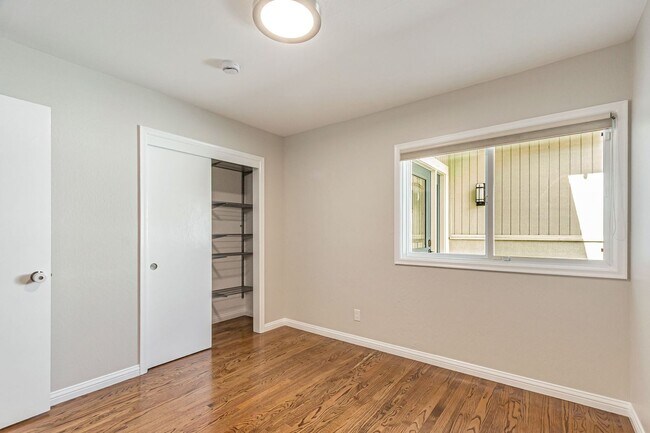 Building Photo - Remodeled 6-Bedroom House