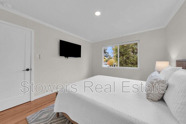 Building Photo - 627 N Silverado Dr