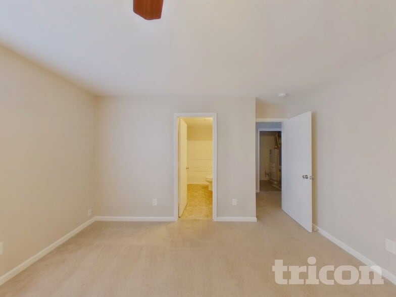 Building Photo - 923 Littleton Dr