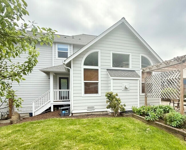 Building Photo - Must-see house in Poulsbo Forest Rock Hill...
