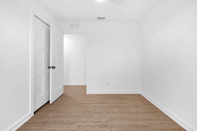 Building Photo - 972 W 9th St